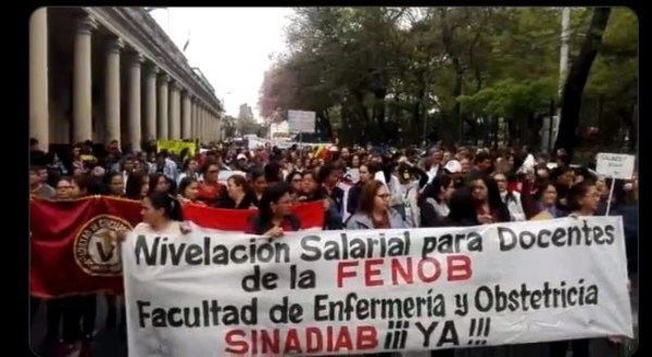 Docentes y funcionario de la UNA se manifiestan frente a Hacienda - ADN Paraguayo