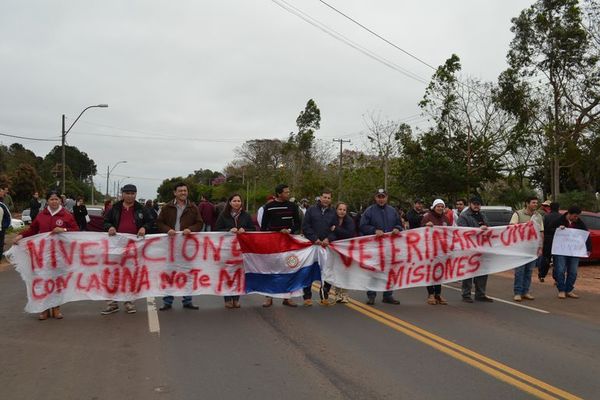 Docentes de la UNA cierran ruta en San Juan Bautista - Nacionales - ABC Color