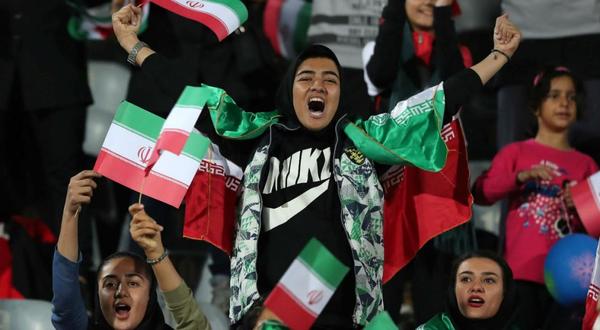 A pesar de no poder asistir a los partidos, mujeres iraníes disfrutan el fútbol » Ñanduti