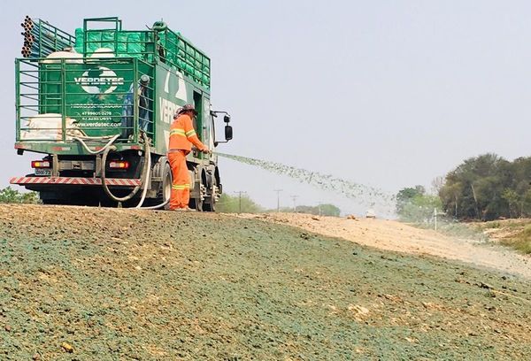 Hidrosiembra para evitar la erosión en la Ruta Bioceánica