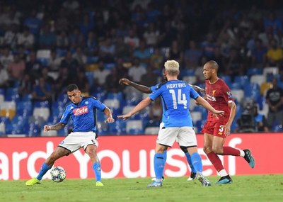Liverpool inició la defensa de su título con derrota