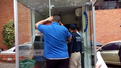 HOY / Genios de informática roban casi 500 millones de dos cajeros por un "agujerito"