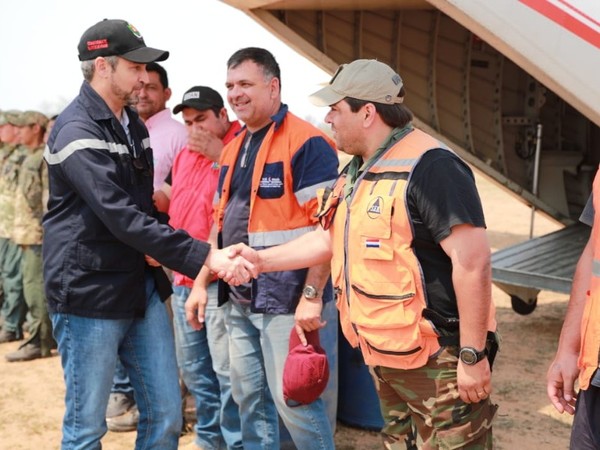 Mario Abdo supervisó tareas encaradas para sofocar incendios en el Chaco