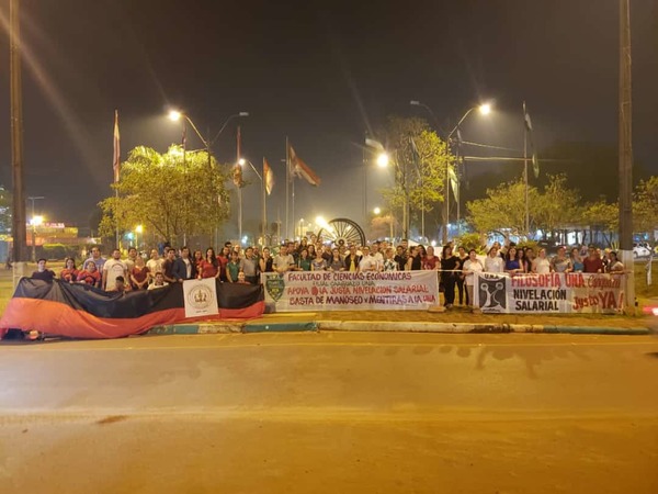 Docentes de la UNA continúan con las manifestaciones en Caaguazú