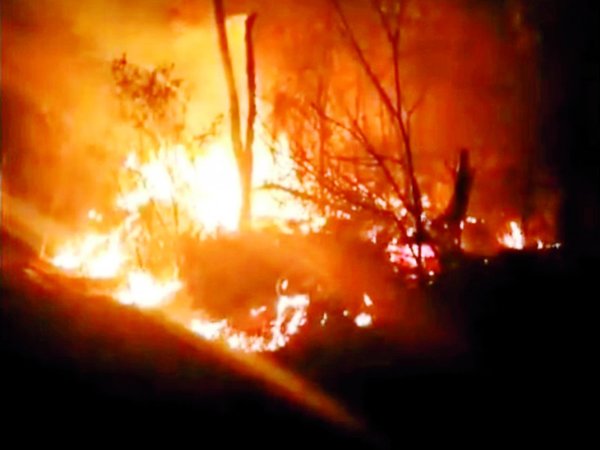 Pese al cambio de viento  sigue   activo el incendio en el  Chaco