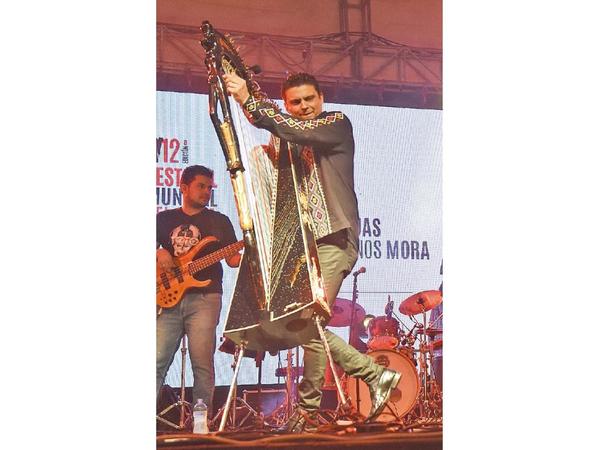 El arpista Marcelo Rojas festeja 20 años de carrera