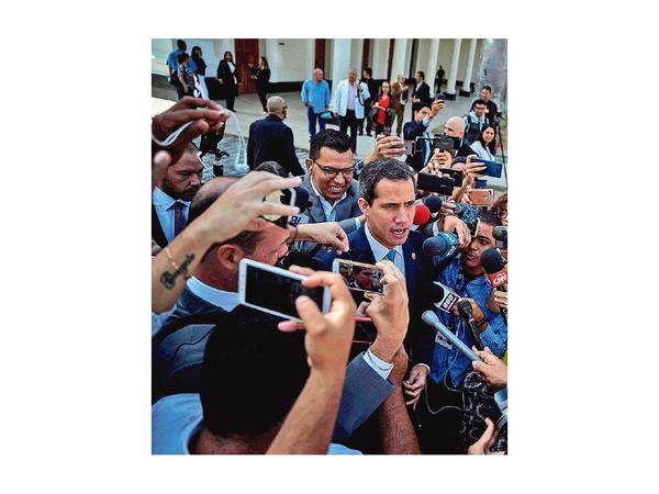 Parlamento  ratifica a Guaidó como presidente encargado