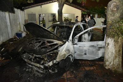 Vehículo se incendió en vivienda de Villa Elisa - Nacionales - ABC Color