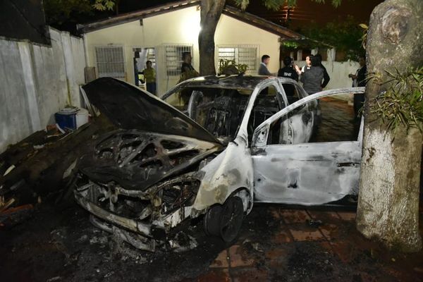 Vehículo se incendió en vivienda de Villa Elisa  - Nacionales - ABC Color