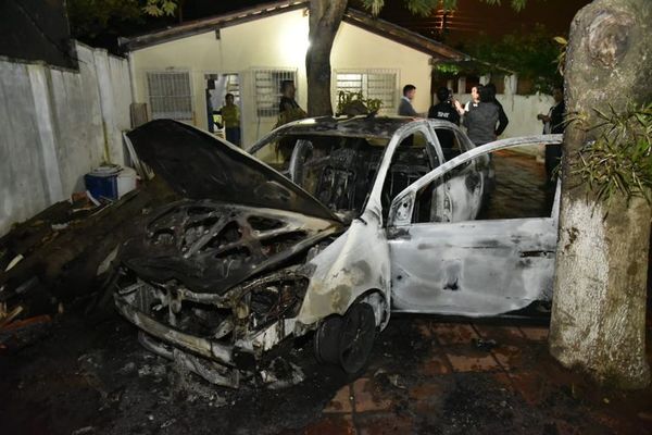 Vehículo se incendió en vivienda de Villa Elisa - Nacionales - ABC Color