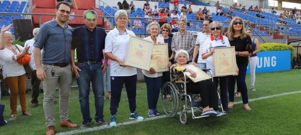 La directiva del club Nacional homenajea a basquetbolistas - Deportes - ABC Color