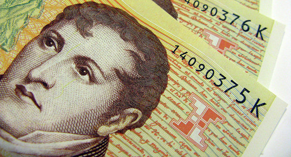 Justicia argentina investiga a autoridades financieras por caída de moneda » Ñanduti