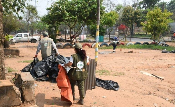 HOY / Damnificados abandonan las plazas, pero dejando suciedad y destrozos