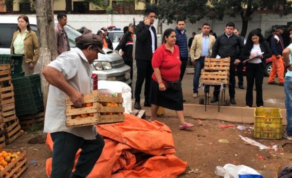 Desalojan a vendedores de la plaza del Mercado de Abasto