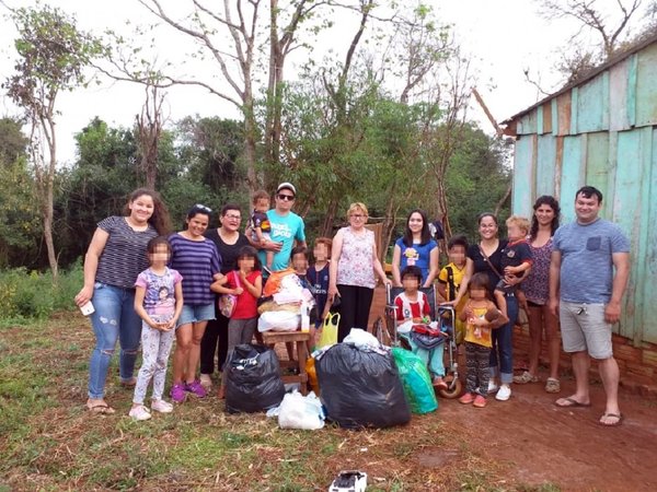 Humildes niños reciben juguetes y víveres en Itapúa