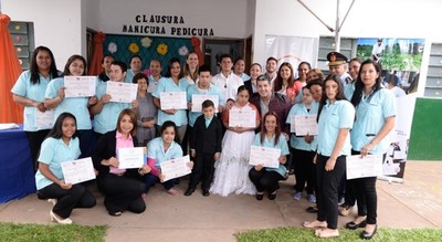 Personas con discapacidad de Villeta culminaron el curso de manicura y pedicura