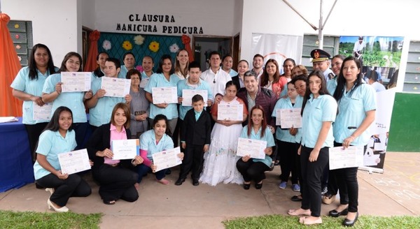 Personas con discapacidad de Villeta culminaron el curso de manicura y pedicura
