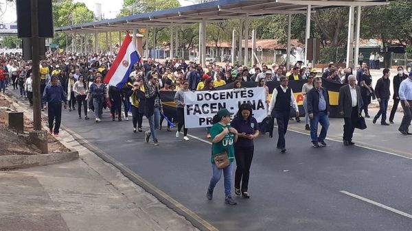 Docentes cierran la ruta Mariscal Estigarribia en San Lorenzo y generan caos en el tránsito - Nacionales - ABC Color