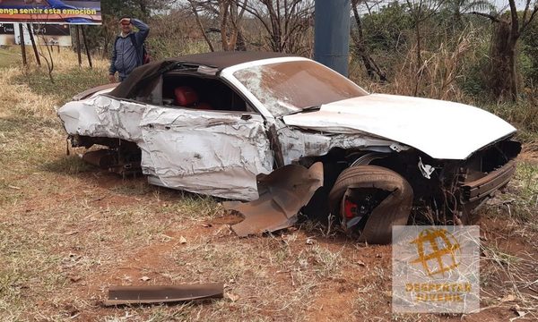Automovilista embiste contra columna en Hernandarias