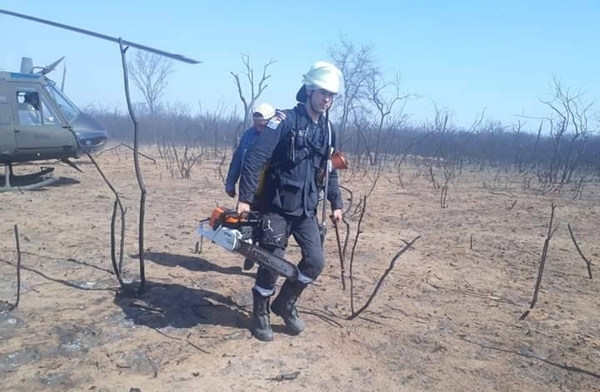 HOY / "Até con alambres mis botas": bomberos se ingenian en lucha contra el fuego, piden ayuda
