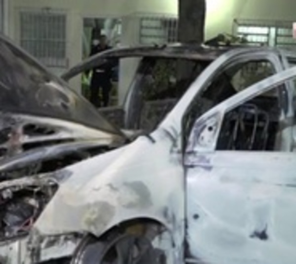 Vehículo se incendia por completo tras cortocircuito - Paraguay.com