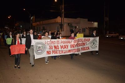 Docentes y alumnos en marcha pacífica contra recorte presupuestario en Misiones - Nacionales - ABC Color