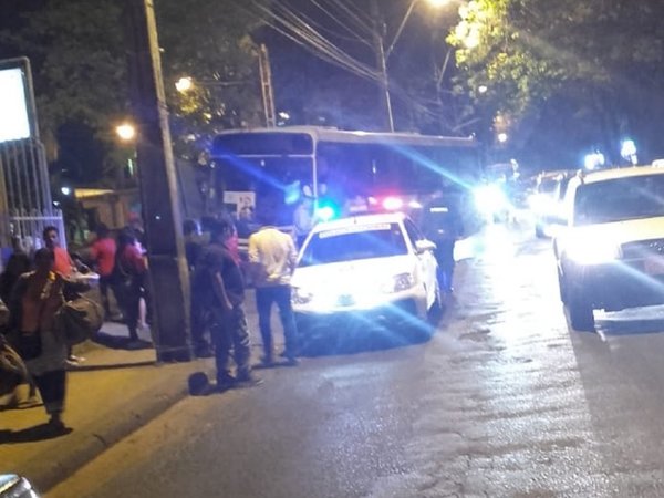 Intentó apuñalar a chofer por no subirlo al bus