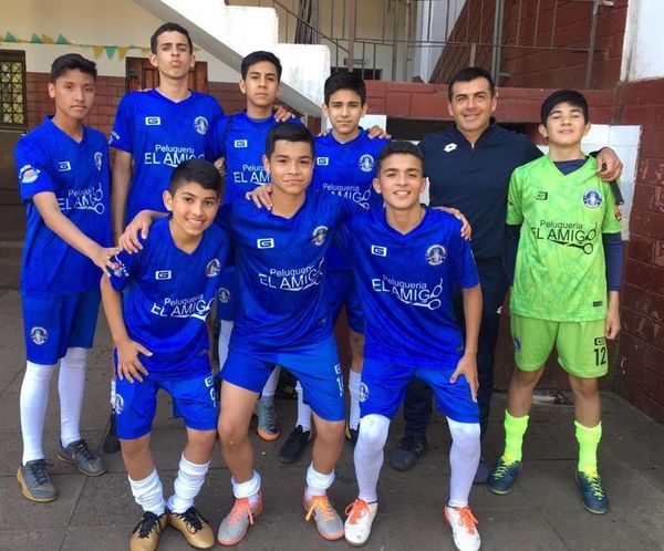 Sub 14 de la Virgen Poderosa se consagró campeón de los juegos escolares - Fútbol - ABC Color