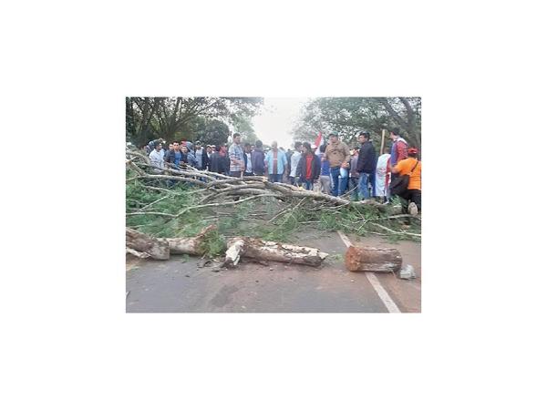 Productores de mandioca cierran ruta y exigen pago de compensación prometida