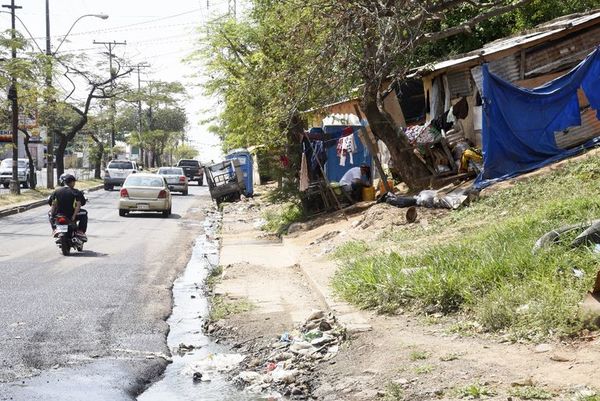 Sin poder solucionar el agua servida y basura - Locales - ABC Color