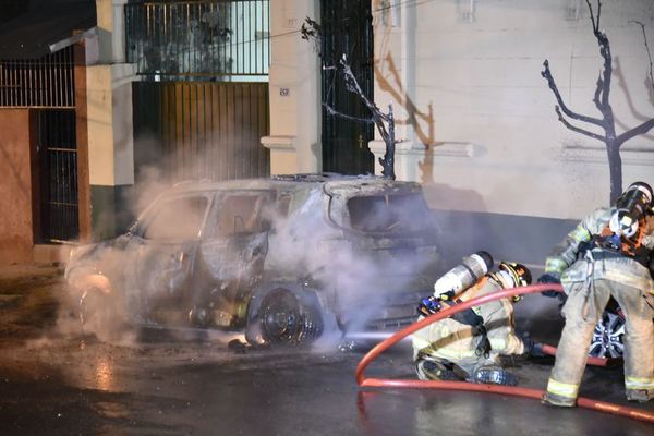Camioneta arde por completo y daña a otro vehículo en el centro - Nacionales - ABC Color