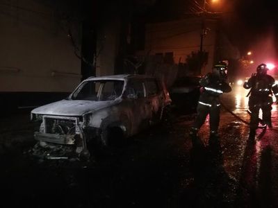 Fuego consumió camioneta y afectó a otro rodado