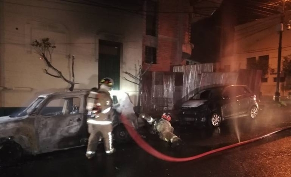 HOY / Vehículo se incendió y fuego alcanzó a otro auto