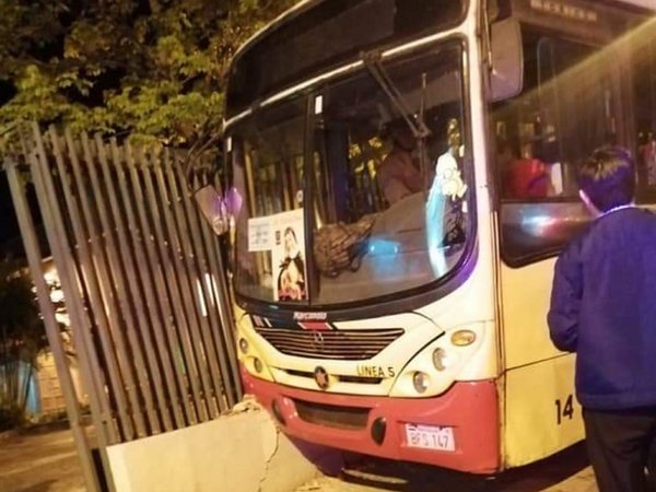 Pasajero casi clavó al chofer que no lo alzó