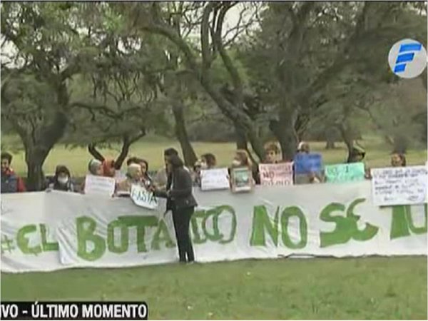 Persiste manifestación en defensa del Jardín Botánico