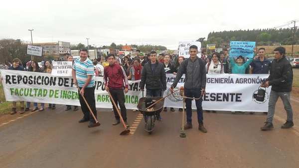 Alumnos y docentes se campamentarán en frente de Hacienda en Ciudad del Este - ADN Paraguayo