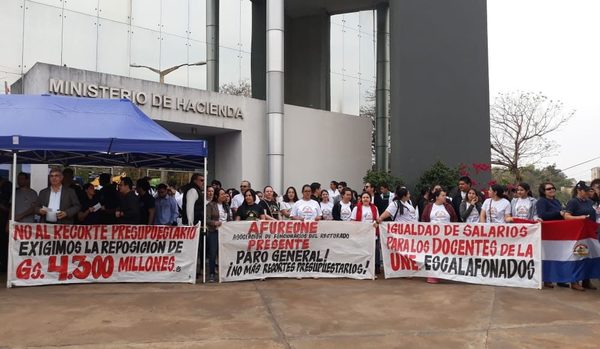 Se movilizan contra recorte a la UNE