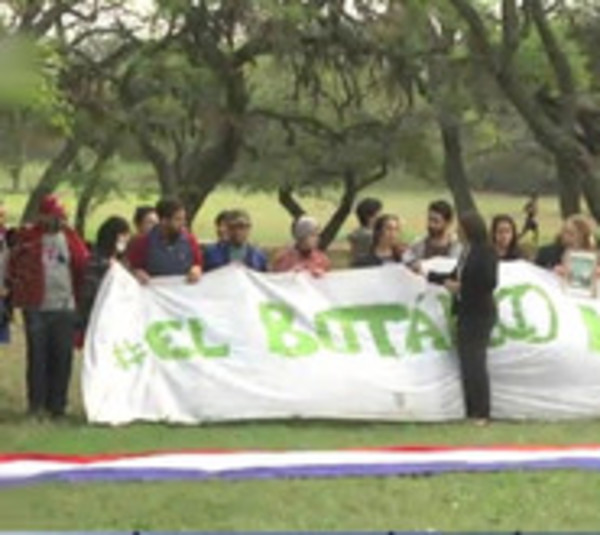 Vecinos se encadenan a árboles del botánico para evitar tala - Paraguay.com