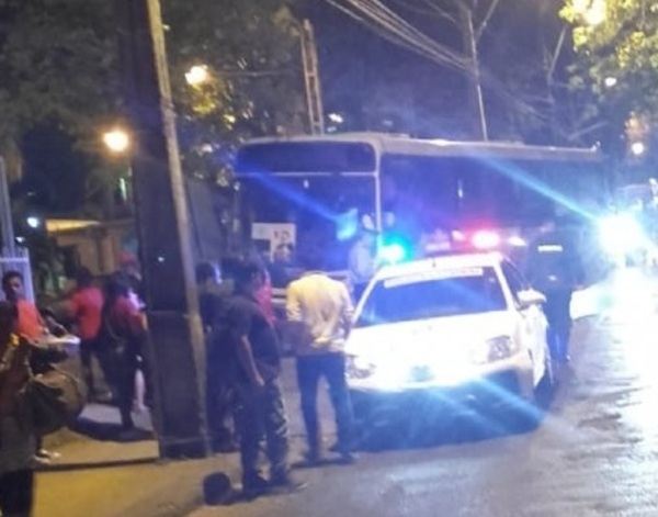 Intentó apuñalar a un chofer de colectivo porque no lo paró: Quedó detenido