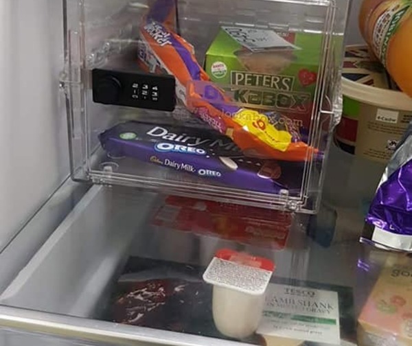 Instaló una caja fuerte en la heladera para que su novia ya no le robe chocolates