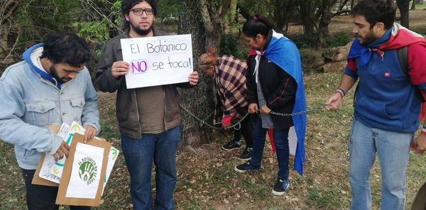 Manifestantes se encadenan y temen represión en Jardín Botánico