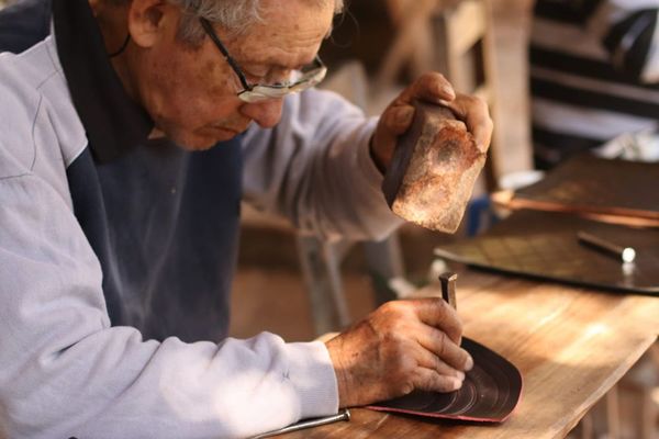 Juventud, arte en cuero y negocios