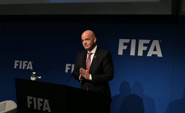 HOY / Infantino: "Hay que permitir que las mujeres entren en los estadios de Irán"