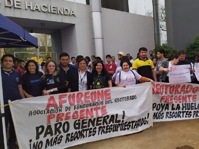 Miembros de la UNE se movilizan por un presupuesto "más justo"