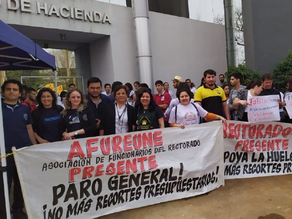 Miembros de la UNE se movilizan por un presupuesto "más justo"