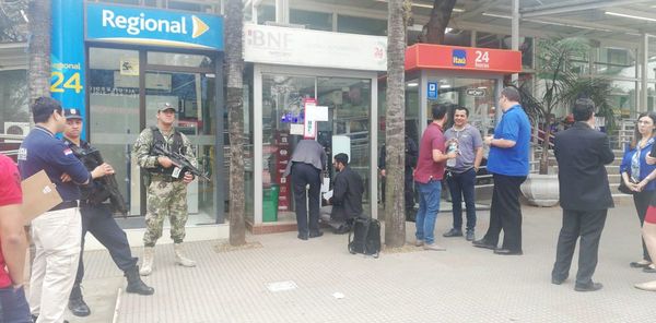 Investigan cajeros hackeados tras cuatro días de millonario robo