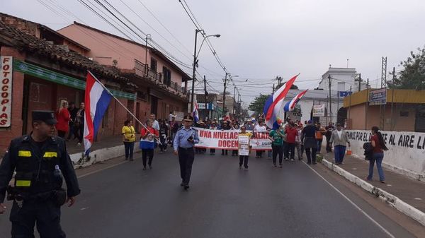 Docentes de la UNA marchan en San Lorenzo - Nacionales - ABC Color