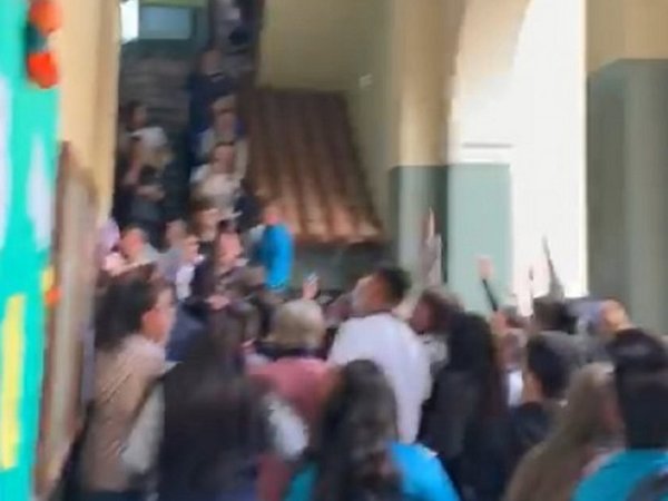Estudiantes protestan por persecución a docente