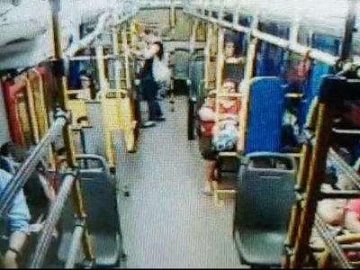 Choferes hacen cualquier cosa para viajar con puerta abierta