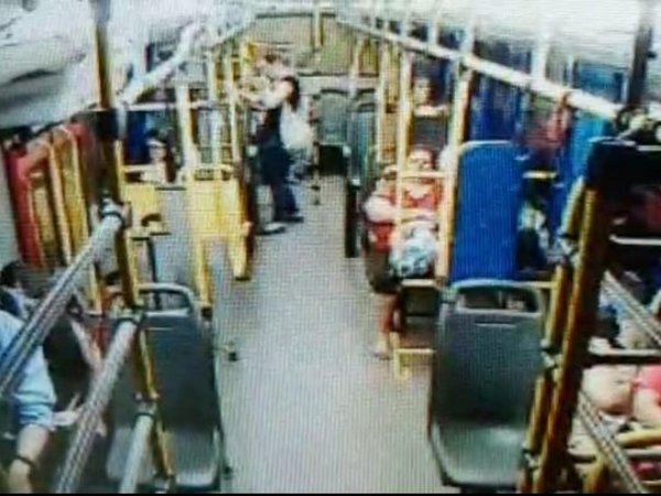 Choferes hacen cualquier cosa para viajar con puerta abierta